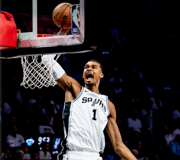 开云-马刺19分逆转开拓者3-1夺赛点 文班复出27+11+7帽创历史第一